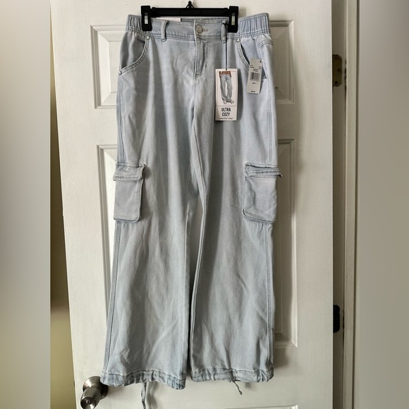 Vanilla Star Denim - Vanilla Star cargo jeans with elastic waistband. Size 0. New with tags.
